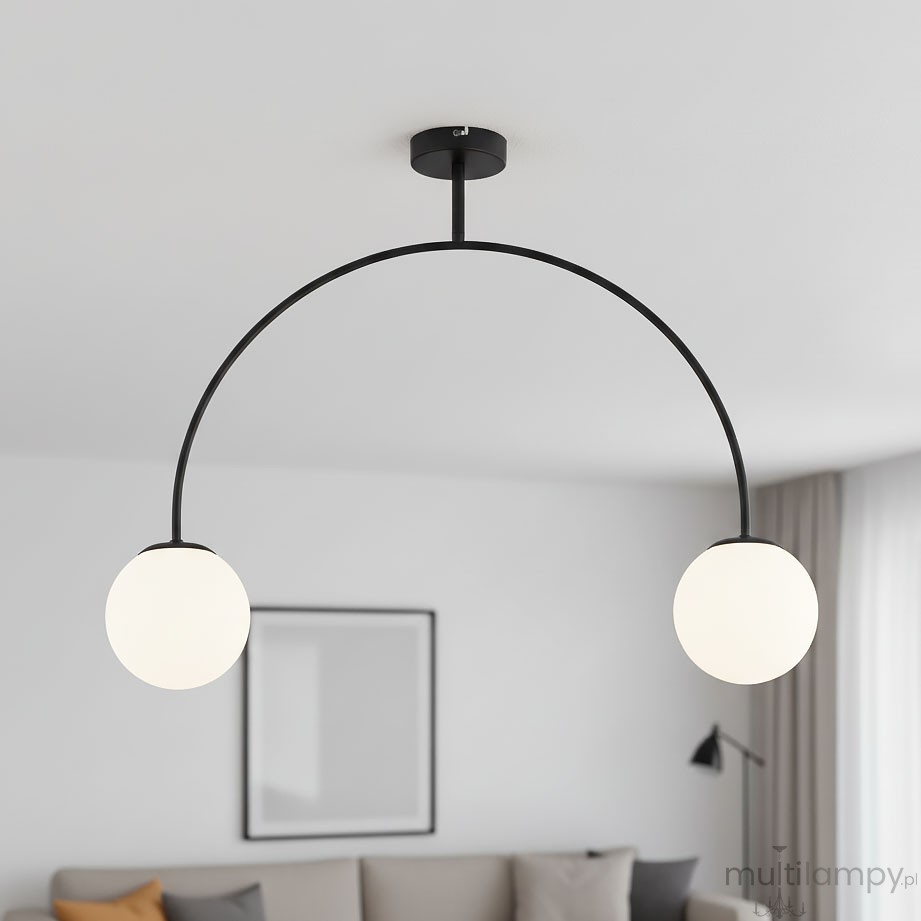 Czarna lampa wisząca Bendo z dwoma okrągłymi kloszami w białym kolorze, zawieszona na łuku z metalowego stelaża. Lampa zamontowana na suficie, w tle widoczny stonowany wystrój wnętrza.