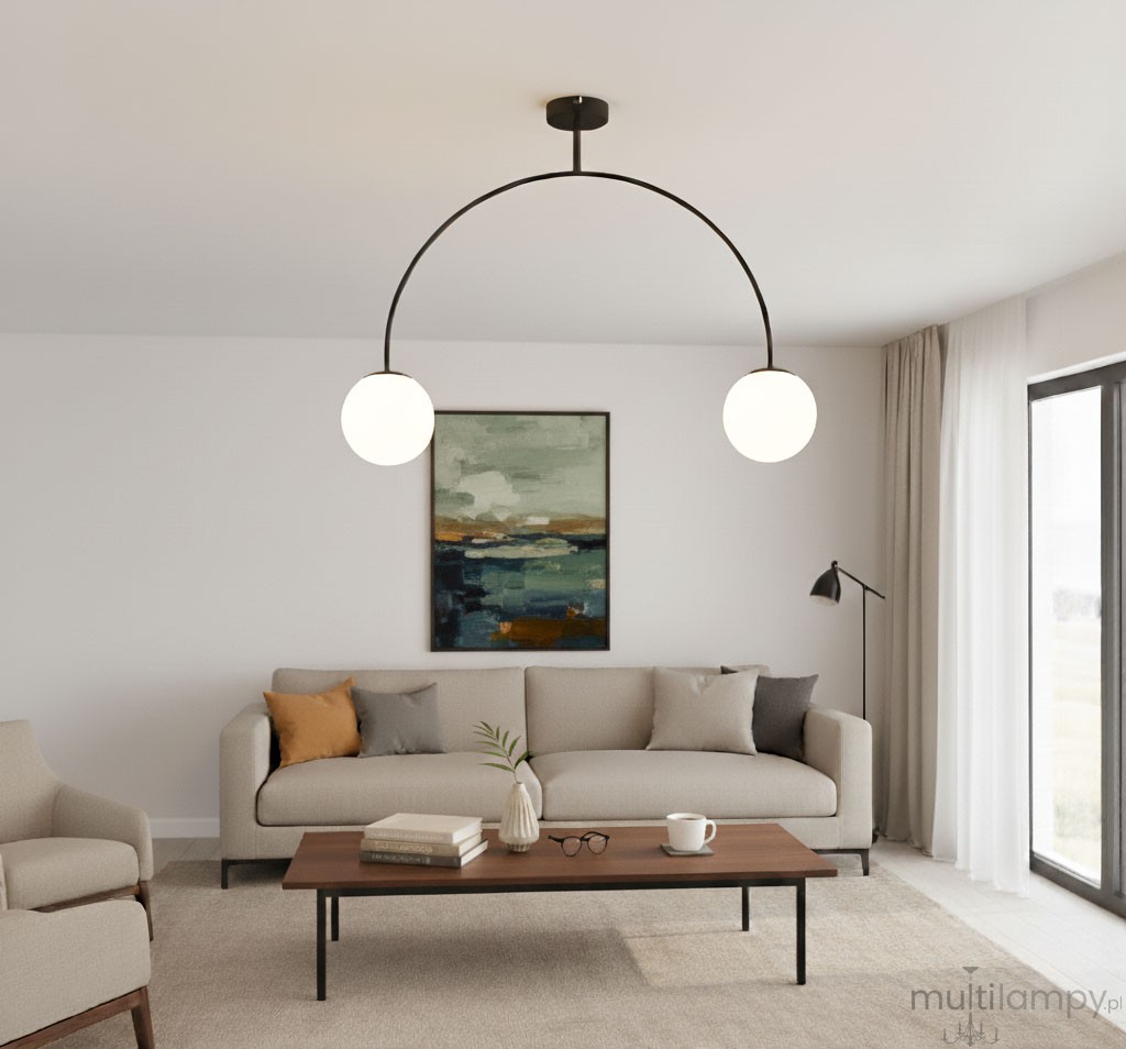 Lampa wisząca Bendo w kolorze czarnym z dwiema oprawami E14, zawieszona na łukowatej konstrukcji. Dwa białe klosze w kształcie kul, umieszczone w różnych wysokościach, w nowoczesnym wnętrzu z jasnymi meblami i obrazem na ścianie.