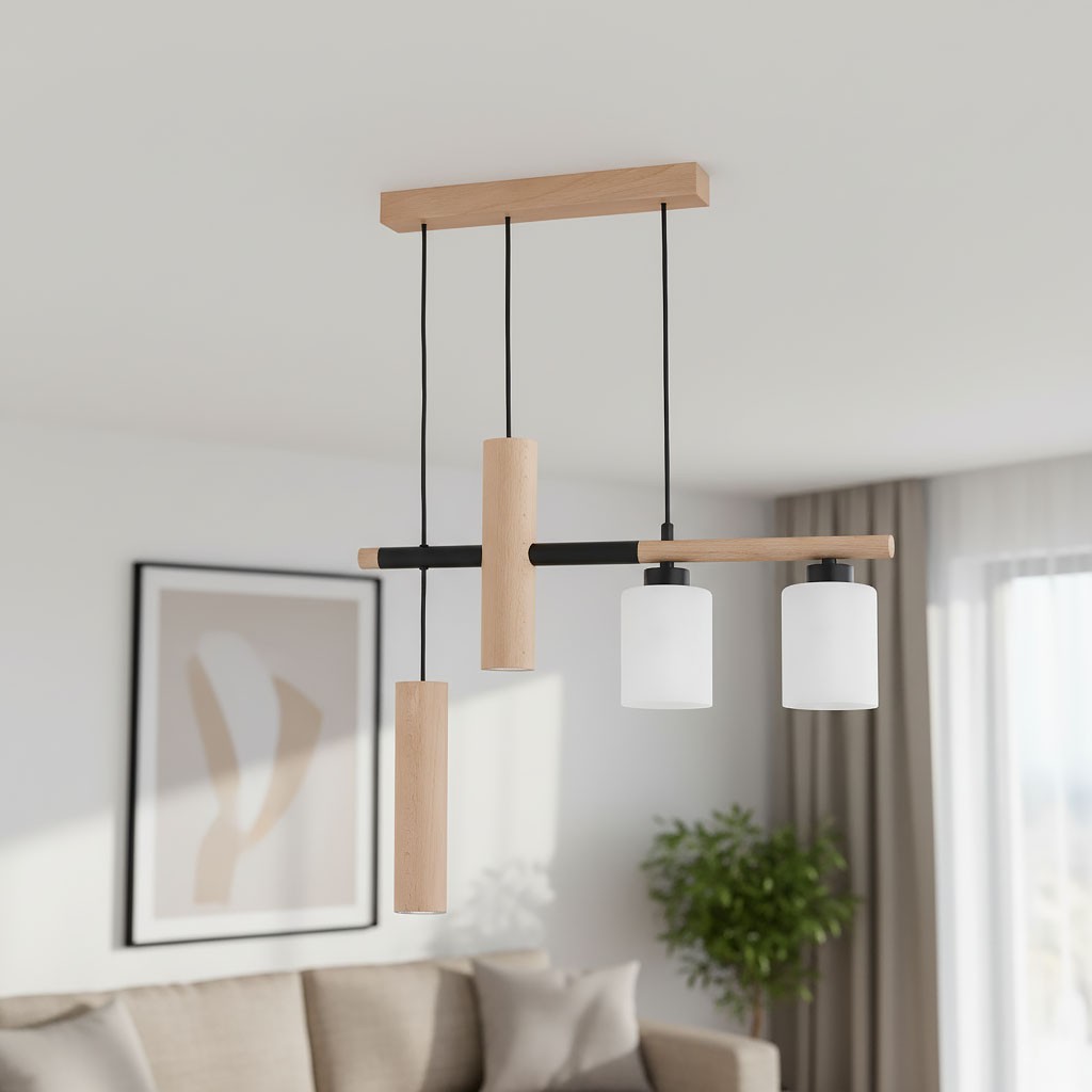 Lampa wisząca Nimir z drewna naturalnego, z dwoma szklanymi kloszami w kolorze białym i czarną metalową konstrukcją. Ujęcie z dołu, wisi na trzech linkach. Tło w jasnym wnętrzu z kanapą i dekoracjami.