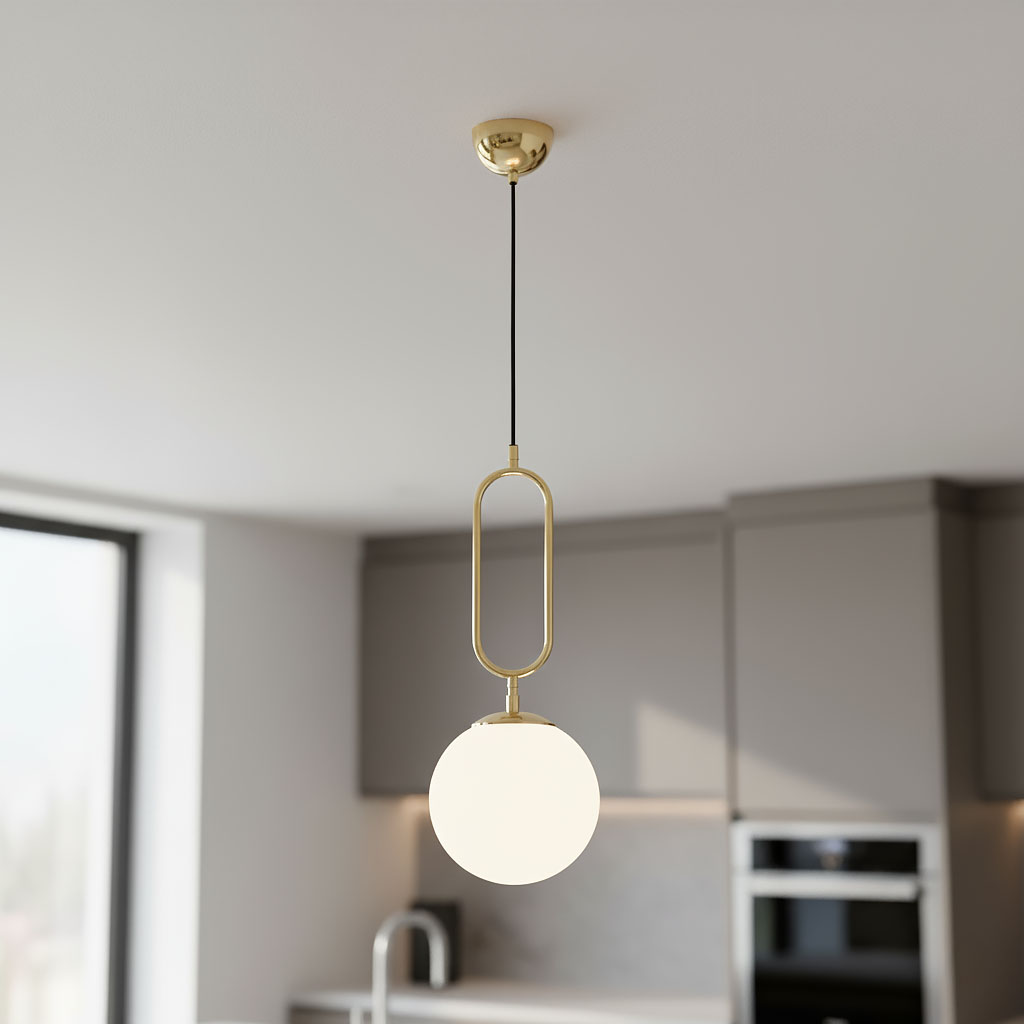 Lampa wisząca Vavil D200 w kolorze złotym i białym, z jedną oprawą. Okrągła, matowa kula zawieszona na cienkim, czarnym przewodzie, z metalową, złotą obudową. Kąt ujęcia frontalny, w minimalistycznym wnętrzu kuchennym.