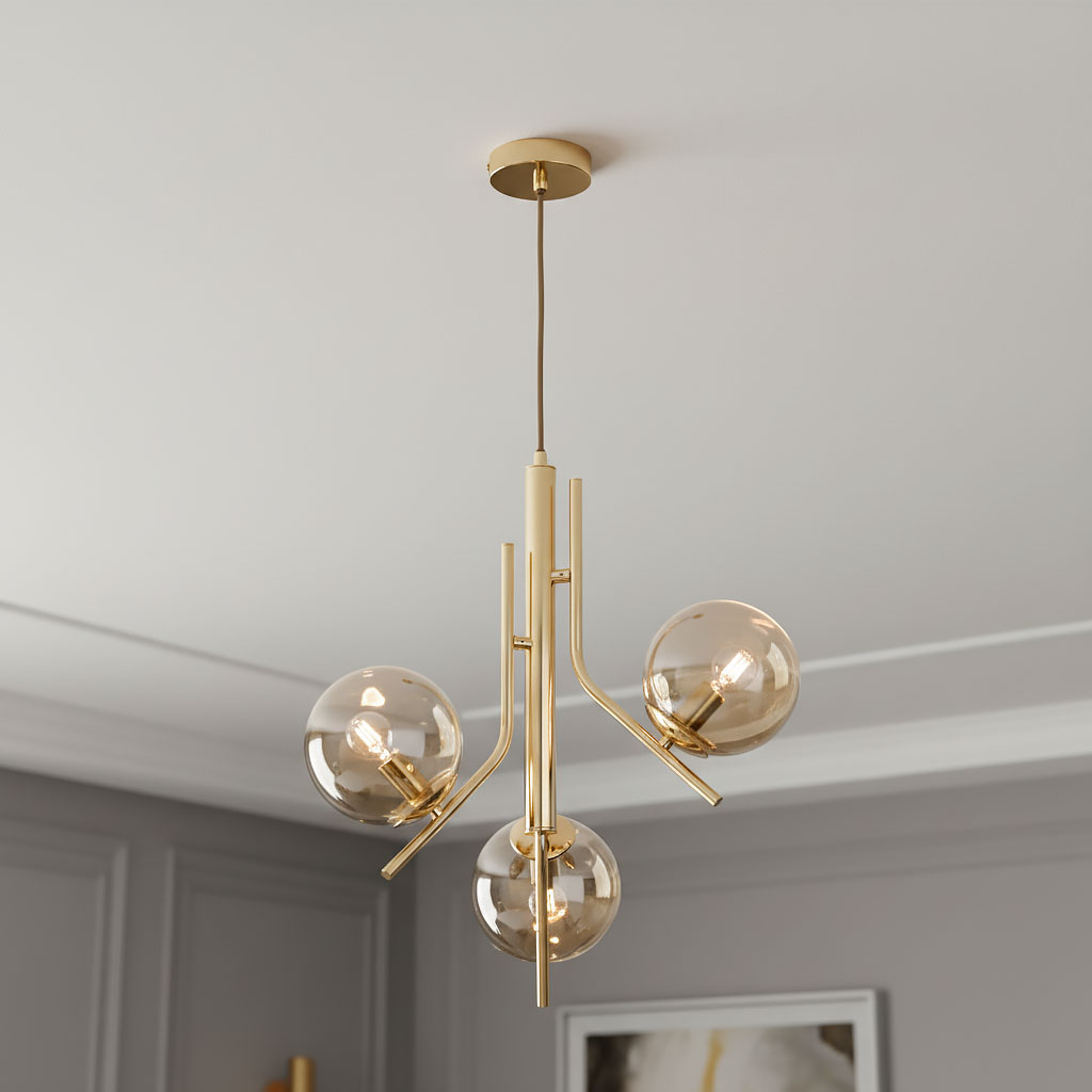 Lampa wisząca Estel 3-punktowa w kolorze złotym, z trzema przezroczystymi kulistymi kloszami. Ujęcie z dołu, pokazujące wiszący design i metalową konstrukcję. Lampa zawieszona na długim kablu, idealna do nowoczesnych wnętrz.