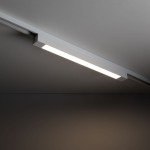 Panel LED Tracer 1x30W w białej obudowie, zamocowany na szynie 1-fazowej, o prostokątnym kształcie. Oświetlenie emituje jasne światło, widoczne z góry, na tle ciemnego sufitu.