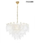 Lampa wisząca Scarlett 60 l z dziewięcioma gniazdami E14, w złotej oprawie. Posiada szklane klosze w kształcie liści, zawieszona na łańcuchu. Prosta konstrukcja, idealna do nowoczesnych wnętrz. Tło białe, co podkreśla detale lampy.