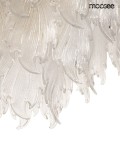 Lampa wisząca Scarlett 60 z dziewięcioma gniazdami E14 w złotym wykończeniu. Kształt przypominający delikatne płatki, wykonana z przezroczystego materiału z teksturą, wisząca, w zbliżeniu na detale.