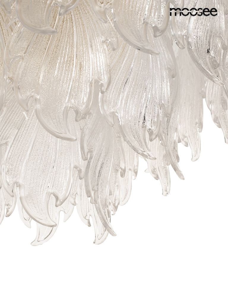 Lampa wisząca Scarlett 80, złota, z 15 gniazdami E14. Szklany klosz w kształcie liści, w kolorze przezroczystym z delikatnym zdobieniem. Ujęcie z dołu, ukazujące szczegóły faktury i formy klosza.