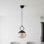 Lampa wisząca Sitro 20 l w kolorze czarnym z bursztynowym kloszem, zawieszona na cienkim przewodzie. Okrągły klosz osadzony na czarnej podstawie z dekoracyjnym pierścieniem. Prosta forma, idealna do nowoczesnych wnętrz.