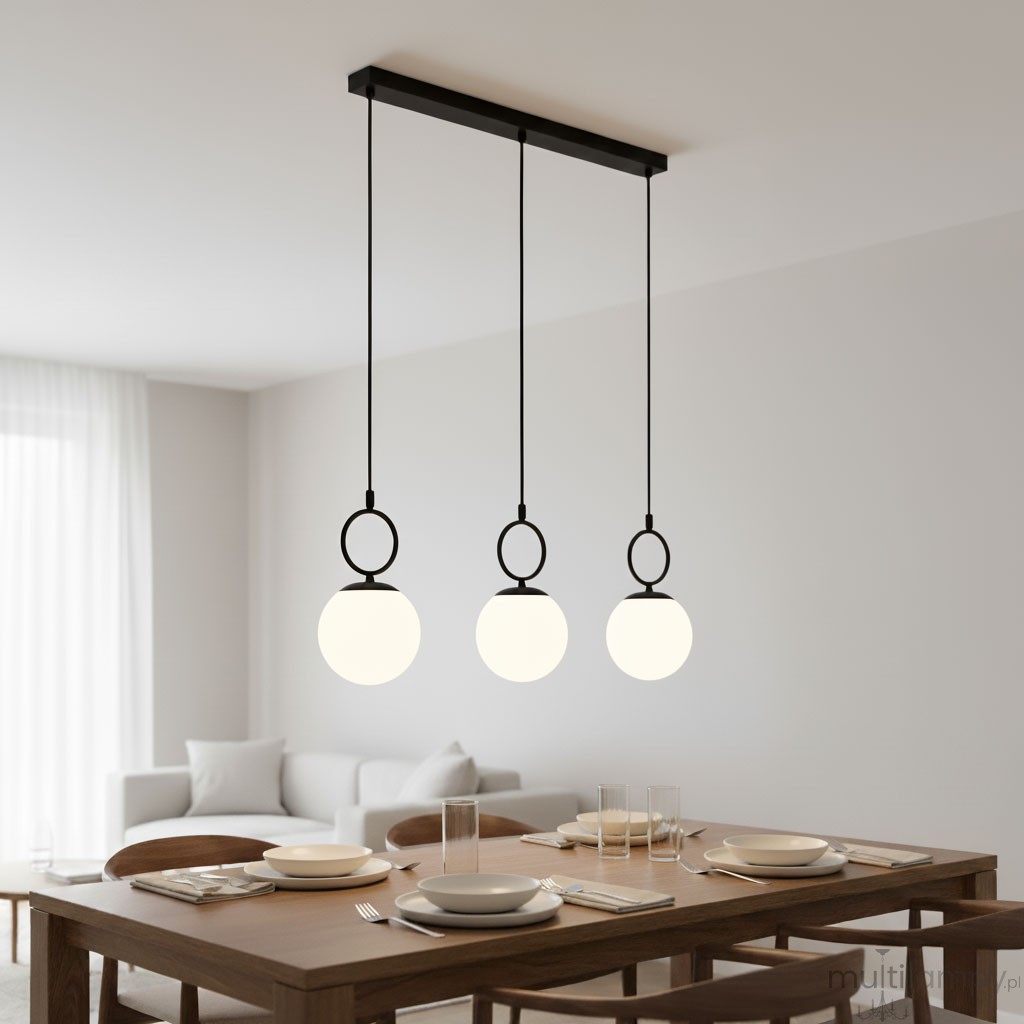 Lampa wisząca Sitro z trzema kulistymi kloszami w białym kolorze, zawieszona na czarnej listwie. Produkt umieszczony nad drewnianym stołem w jasnym wnętrzu, idealny do jadalni. Klosze zawieszone na cienkich linkach.