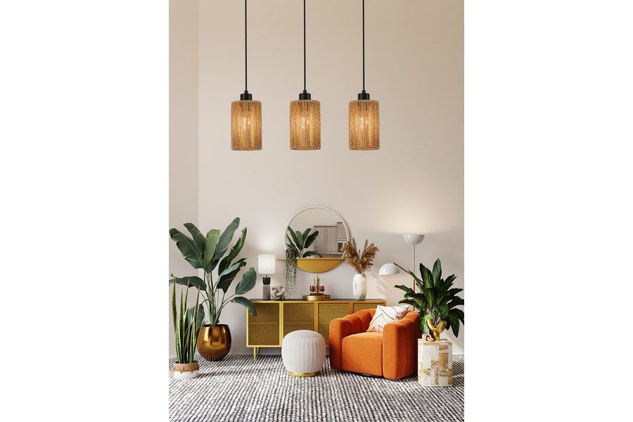 Lampa wisząca Tensa 3xE27 w kolorze czarnym i brązowym, składająca się z trzech szklanych kloszy o cylindrycznym kształcie, zawieszona na cienkich linkach. Produkt umieszczony w jasnym wnętrzu z roślinami i meblami w stylu nowoczesnym.