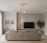 Lampa wisząca Vector 2xE14 w kolorze złotym z bursztynowymi kloszami, zawieszona w nowoczesnym wnętrzu nad beżową sofą. Klosze mają okrągły kształt, a lampa jest zamontowana na suficie w minimalistycznym stylu.