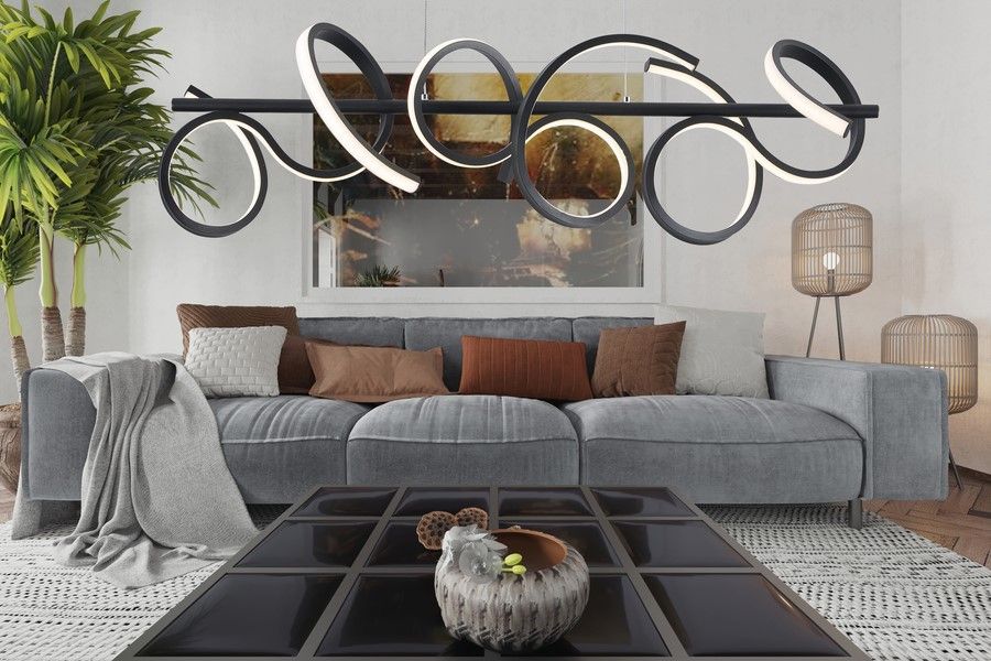 Lampa wisząca LED 30W CCT w kolorze czarnym, z dynamicznymi, spiralnymi elementami świetlnymi. Zawieszona nad szaro-skalnym sofą, w nowoczesnym wnętrzu z roślinnością. Idealna do aranżacji salonu.