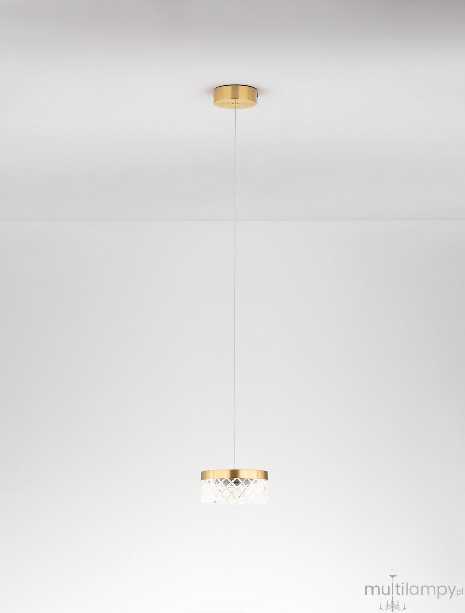 Lampa wisząca Mineros 1xLED 6W w kolorze złotym, z przezroczystym kloszem o diamentowym wzorze. Zawieszona na cienkim przewodzie, prostokątna podstawa mocująca. Tło białe, minimalistyczne.