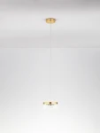 Lampa wisząca Mineros 1xLED 6W w kolorze złotym, z przezroczystym kloszem o diamentowym wzorze. Zawieszona na cienkim przewodzie, prostokątna podstawa mocująca. Tło białe, minimalistyczne.