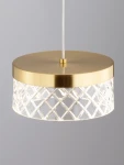 Lampa wisząca Mineros z pojedynczym źródłem LED 6W. Złota, okrągła podsufitka z gładkiego metalu, przezroczysta klosz z kryształowym wzorem w romby. Zawieszona na białym przewodzie, idealna do nowoczesnych wnętrz.