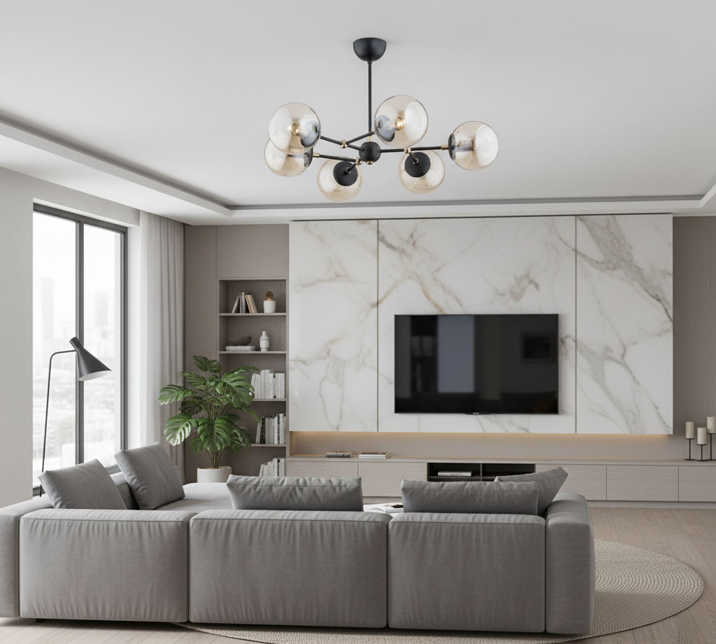 Lampa wisząca Itoris 6-punktowa 60818 o czarnym stelażu z przezroczystymi kloszami, umieszczona centralnie na suficie w nowoczesnym wnętrzu. W tle widoczny szary narożnik oraz telewizor na ścianie z marmurowym wykończeniem.