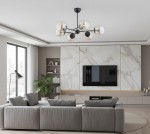 Lampa wisząca Itoris 6-punktowa 60818 o czarnym stelażu z przezroczystymi kloszami, umieszczona centralnie na suficie w nowoczesnym wnętrzu. W tle widoczny szary narożnik oraz telewizor na ścianie z marmurowym wykończeniem.