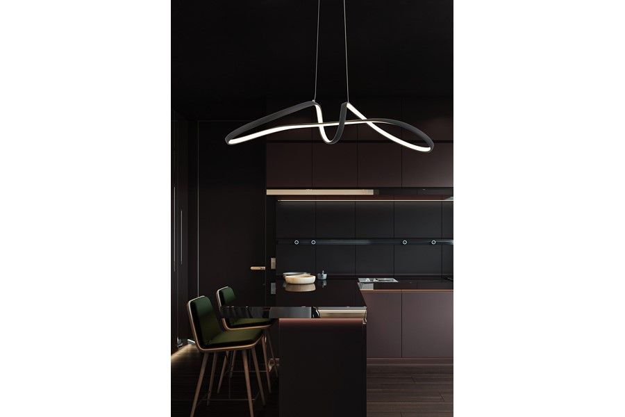 Lampa wisząca LED Weva 40W CCT w kolorze czarnym, o nowoczesnym, falistym kształcie. Zawieszona nad ciemnym blatem kuchennym, w otoczeniu zielonych krzeseł. Oświetlenie emitowane przez lampę kontrastuje z ciemnym tłem mebli.