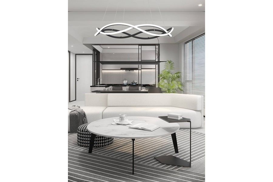 Lampa wisząca LED Amira 48W CCT w kolorze czarnym, o nowoczesnym designie, z unikalnym kształtem w formie fal. Zawieszona nad okrągłym stołem w jasnym wnętrzu, z sofą i elementami dekoracyjnymi w tle.