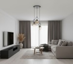 Lampa wisząca Sitro 3xE14 w kolorze czarnym z bursztynowymi kloszami, zawieszona na trzech linkach. Widoczna w nowoczesnym wnętrzu z szarymi zasłonami, jasną kanapą i okrągłym stolikiem na podłodze.