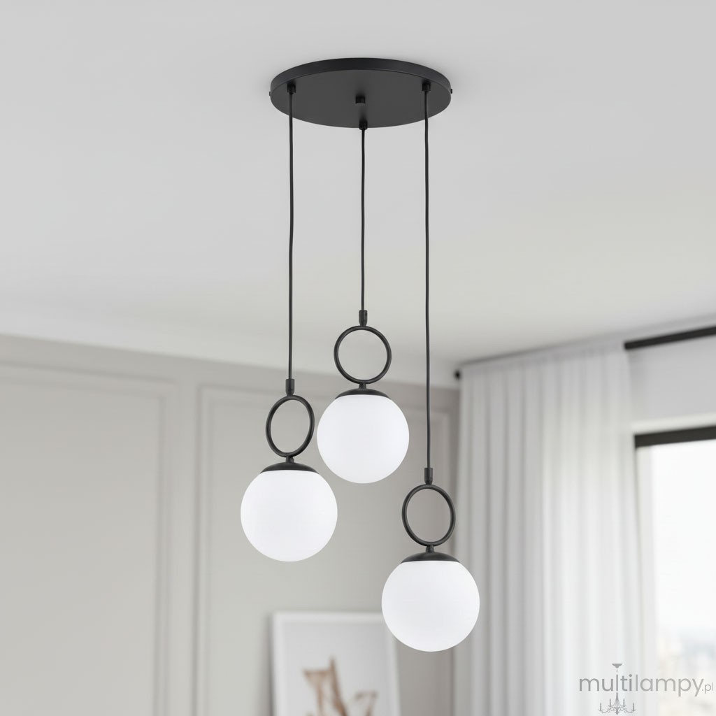Lampa wisząca Sitro z trzema kloszami, każdy w kształcie białej kuli, zawieszona na czarnych linkach. Montaż sufitowy z okrągłą czarną podstawą. Prosty, nowoczesny design, idealna do wnętrz. Tło jasne, neutralne.
