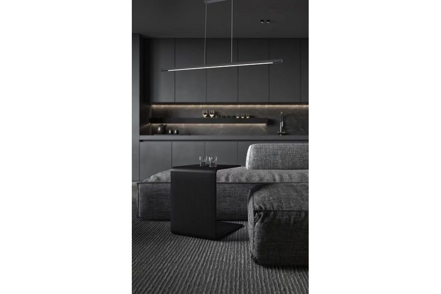 Lampa wisząca LED Branson 18W 4000K w kolorze czarnym, zawieszona nad czarnym stołem. Lampa ma prostokątny kształt i minimalistyczny design, idealna do nowoczesnych wnętrz. Tło w odcieniach szarości, z eleganckimi dodatkami.
