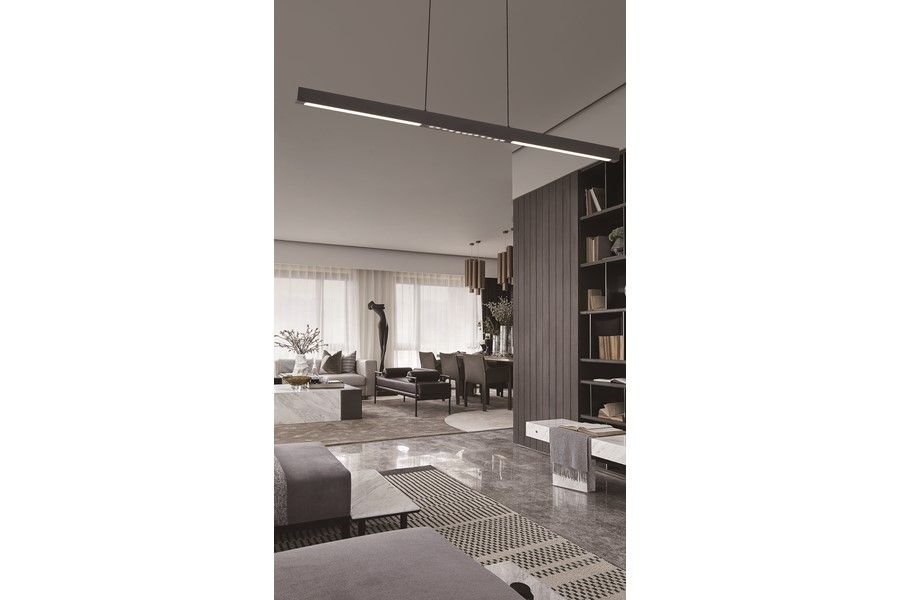 Lampa wisząca LED Cassie, czarna, o mocy 20W i temperaturze barwowej 4000K. Zawieszona w nowoczesnym wnętrzu, z prostokątnym kształtem, umieszczona nad stolikiem, w otoczeniu mebli i dekoracji. Tło jasne, z zasłonami i roślinnością.