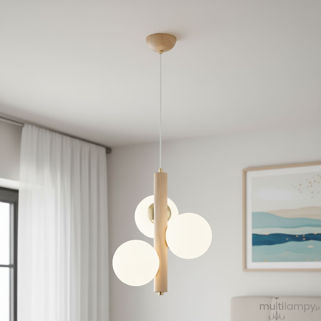 Lampa wisząca Kanet Black 3-punktowa w białym kolorze z naturalnym drewnem, z trzema okrągłymi kloszami. Ujęcie z dołu, wisząca, z metalowymi detalami. Tło w jasnym pomieszczeniu z zasłonami i obrazem.