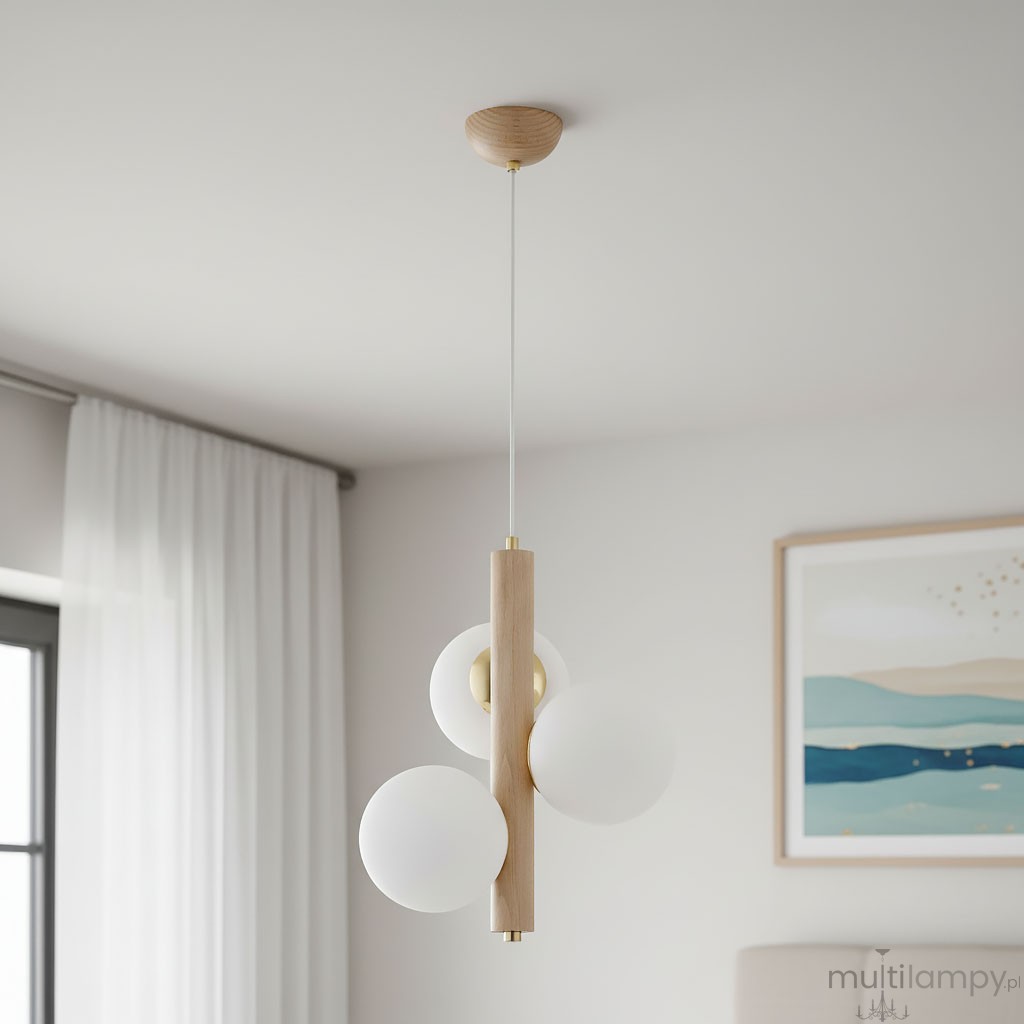 Lampa wisząca Kanet Black 3-punktowa w kolorze białym i naturalnym drewnie. Posiada trzy okrągłe klosze z matowego szkła oraz drewniany rdzeń. Zawieszona na cienkim przewodzie, montowana do sufitu, w minimalistycznym stylu.