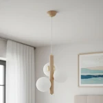 Lampa wisząca Kanet Black 3-punktowa w kolorze białym i naturalnym drewnie. Posiada trzy okrągłe klosze z matowego szkła oraz drewniany rdzeń. Zawieszona na cienkim przewodzie, montowana do sufitu, w minimalistycznym stylu.