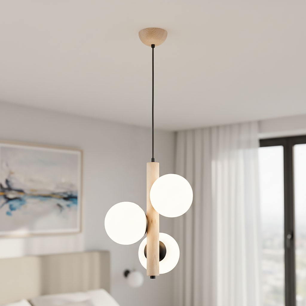 Lampa wisząca Kanet Black z trzema okrągłymi kloszami w białym kolorze, zawieszona na cienkim czarnym przewodzie. Elementy drewniane w naturalnym odcieniu. Umieszczona w jasnym wnętrzu, na tle ściany z obrazem i zasłonami.