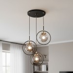 Lampa wisząca Akira 3-punktowa w kolorze czarnym i złotym, z trzema okrągłymi kloszami z przezroczystego szkła zawieszonymi na cienkich linkach. Ujęcie z góry, pokazujące sufitową podstawę. Idealna do nowoczesnych wnętrz.