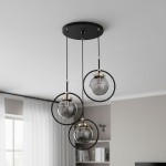 Lampa wisząca Akira 3-punktowa w kolorze czarnym i złotym. Posiada trzy szklane klosze zawieszone na cienkich, czarnych linkach, umieszczone na okrągłej, czarnej podstawie sufitowej. Klosze mają metalowe elementy w kolorze złotym.