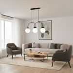 Lampa wisząca Darso z trzema kulistymi kloszami w kolorze białym, zawieszona na czarnych, zakrzywionych ramionach. Produkt umieszczony w nowoczesnym wnętrzu z szarym sofą i drewnianym stolikiem.