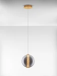 Lampa wisząca Morros 1xLED 8W w kolorze złotym, z okrągłym, przezroczystym kloszem i dekoracyjnym, teksturowanym elementem w centralnej części. Zawieszona na cienkim, białym przewodzie, montowana do sufitu. Proste tło.