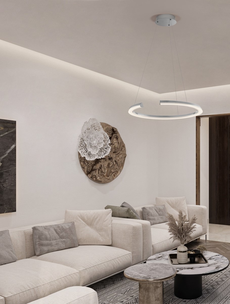 Lampa wisząca Orinoco 1xLED 48W w srebrnym kolorze, w kształcie okręgu, zawieszona na cienkich linkach. Zainstalowana w nowoczesnym wnętrzu z jasnymi kanapami i dekoracjami ściennymi. Oświetlenie sufitowe, subtelne i nowoczesne.