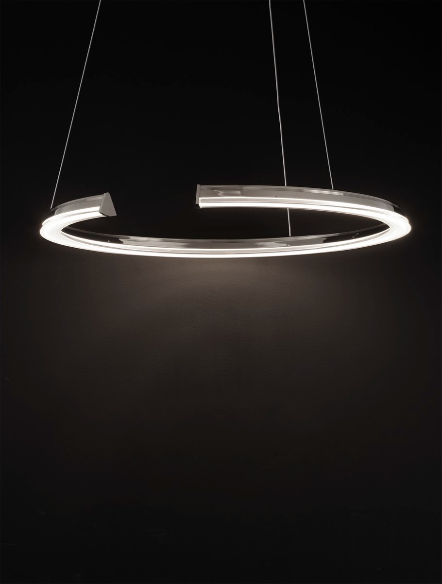 Lampa wisząca Orinoco z jedną diodą LED 48W w kolorze srebrnym, o okrągłym kształcie. Zawieszona na cienkich linkach, emituje miękkie światło, na tle ciemnej ściany. Wykończenie metaliczne, minimalistyczny design.