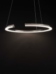 Lampa wisząca Orinoco z jedną diodą LED 48W w kolorze srebrnym, o okrągłym kształcie. Zawieszona na cienkich linkach, emituje miękkie światło, na tle ciemnej ściany. Wykończenie metaliczne, minimalistyczny design.