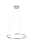 Lampa wisząca Orinoco w kolorze srebrnym z pojedynczym źródłem światła LED o mocy 48W. Okrągły kształt, zawieszona na cienkich linkach, montowana na suficie, z minimalistycznym designem. Tło białe, co podkreśla elegancję lampy.