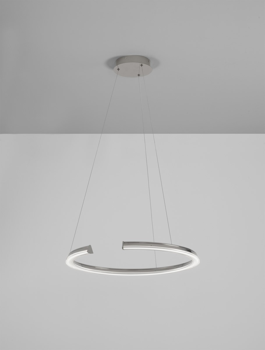 Lampa wisząca Orinoco 1xLED 48W w srebrnym kolorze, o okrągłym kształcie. Zawieszona na cienkich przewodach, umieszczona pod sufitem, z widocznym podświetleniem LED wokół krawędzi. Prosta, nowoczesna forma, na jednolitym tle.