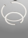 Lampa wisząca Orinoco z dwoma łukami w kolorze srebrnym, wykonana z materiału LED o mocy 70W. Ujęcie z góry, prezentujące nowoczesny design i subtelne podświetlenie. Zawieszona na cienkich linkach w minimalistycznym otoczeniu.
