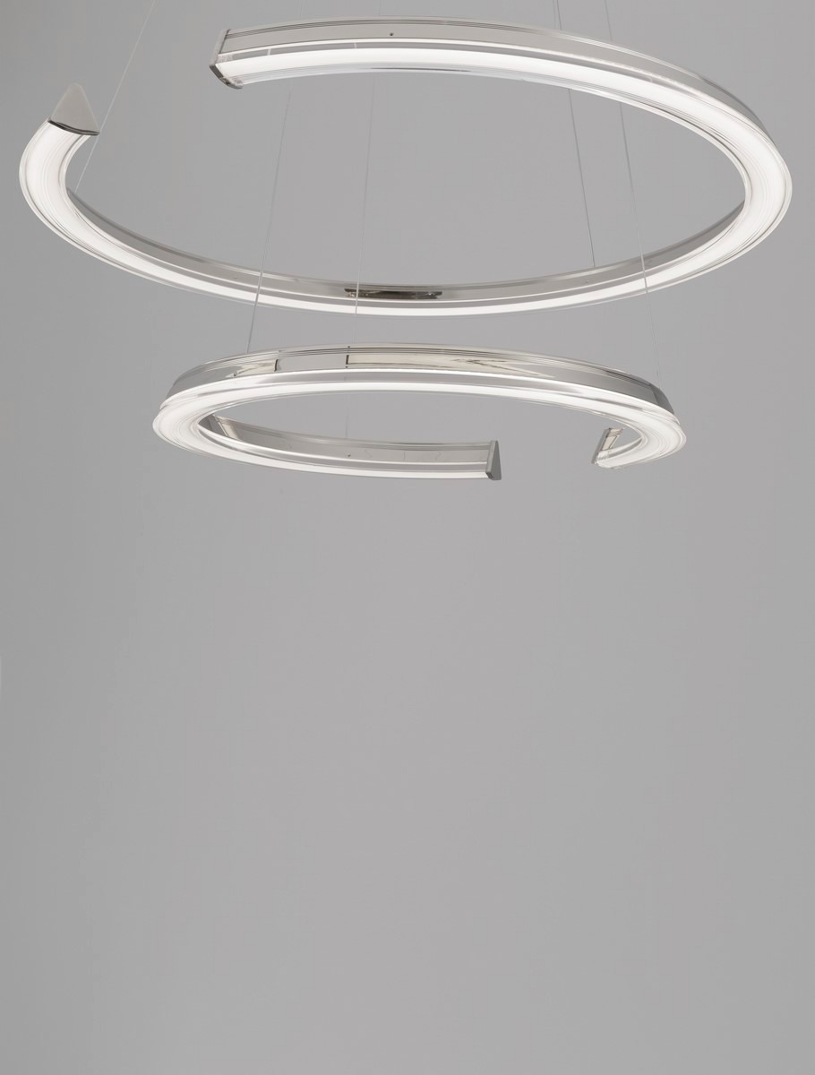Lampa wisząca Orinoco 2xLED 70W w srebrnym kolorze, składająca się z dwóch okrągłych pierścieni o różnej średnicy. Produkt zawieszony na cienkich linkach, z jasnym światłem LED, na jednolitym szarym tle.