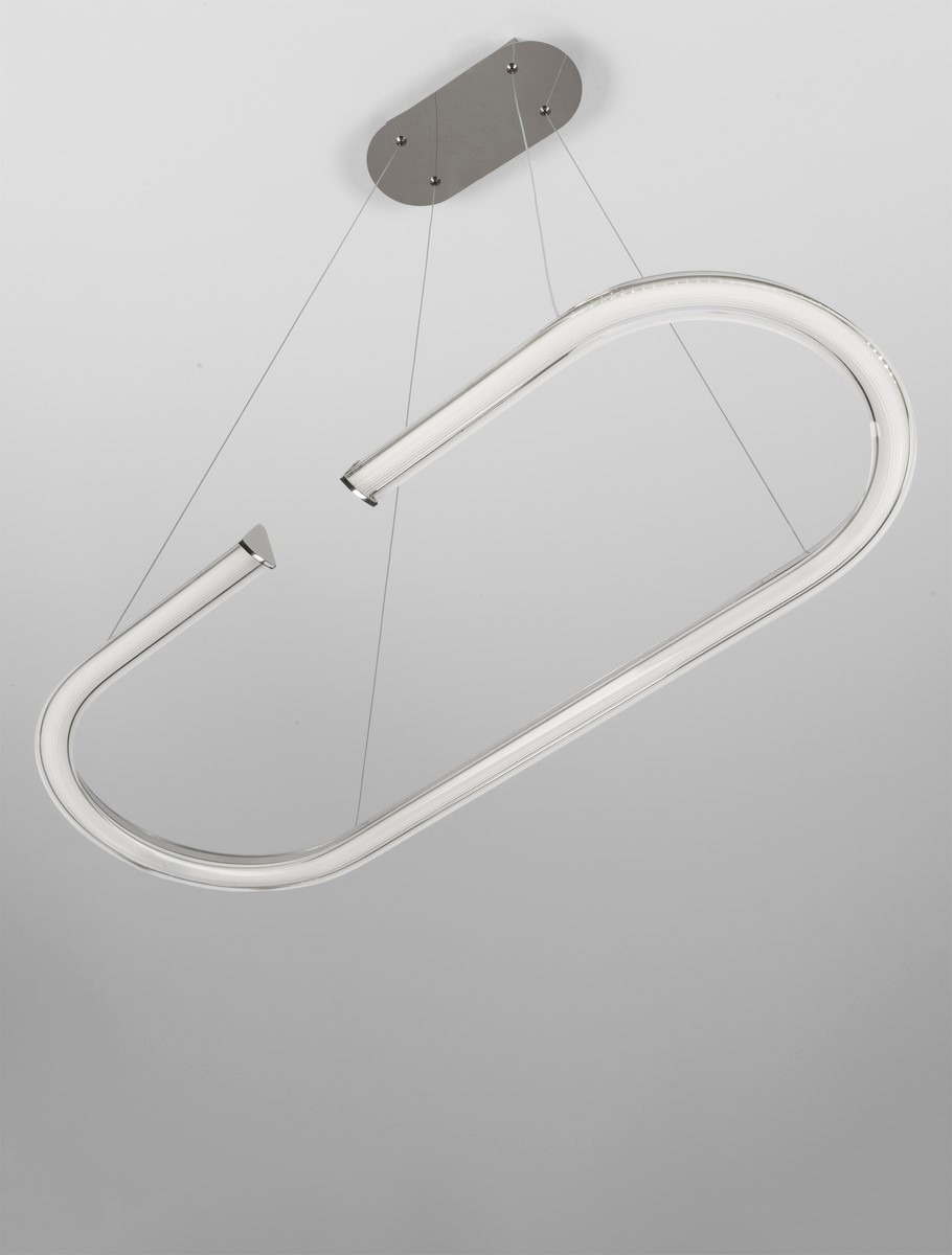 Lampa wisząca Orinoco 1xLED 48W w kolorze srebrnym, w kształcie stylizowanej litery U. Zawieszona na cienkich linkach, z metalowym mocowaniem na suficie. Przezroczysta obudowa lampy z teksturą. Idealna do nowoczesnych wnętrz.