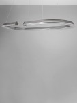 Lampa wisząca Orinoco 1xLED 48W w kolorze srebrnym, o nowoczesnym, zaokrąglonym kształcie, zawieszona na cienkich linkach. Zdjęcie przedstawia lampę w ujęciu z góry, na jednolitym szarym tle.