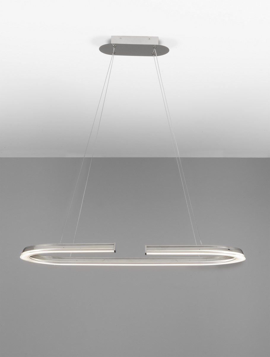 Lampa wisząca Orinoco 1xLED 48W w kolorze srebrnym, o nowoczesnym, wydłużonym kształcie, zawieszona na cienkich linkach. Elementy świetlne LED w formie prostokątnych pasków, montowane do sufitu na metalowej podstawie. Tło w szaro-białej tonacji.
