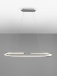 Lampa wisząca Orinoco 1xLED 48W w kolorze srebrnym, o nowoczesnym, wydłużonym kształcie, zawieszona na cienkich linkach. Elementy świetlne LED w formie prostokątnych pasków, montowane do sufitu na metalowej podstawie. Tło w szaro-białej tonacji.