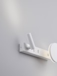 Kinkiet Parotani w kolorze białym z dwiema głowicami LED o mocy 9W. Uchwyt prostokątny z okrągłym elementem, zamontowany na ścianie. Głowice regulowane, emitujące światło w dwóch kierunkach. Minimalistyczny design, idealny do nowoczesnych wnętrz.