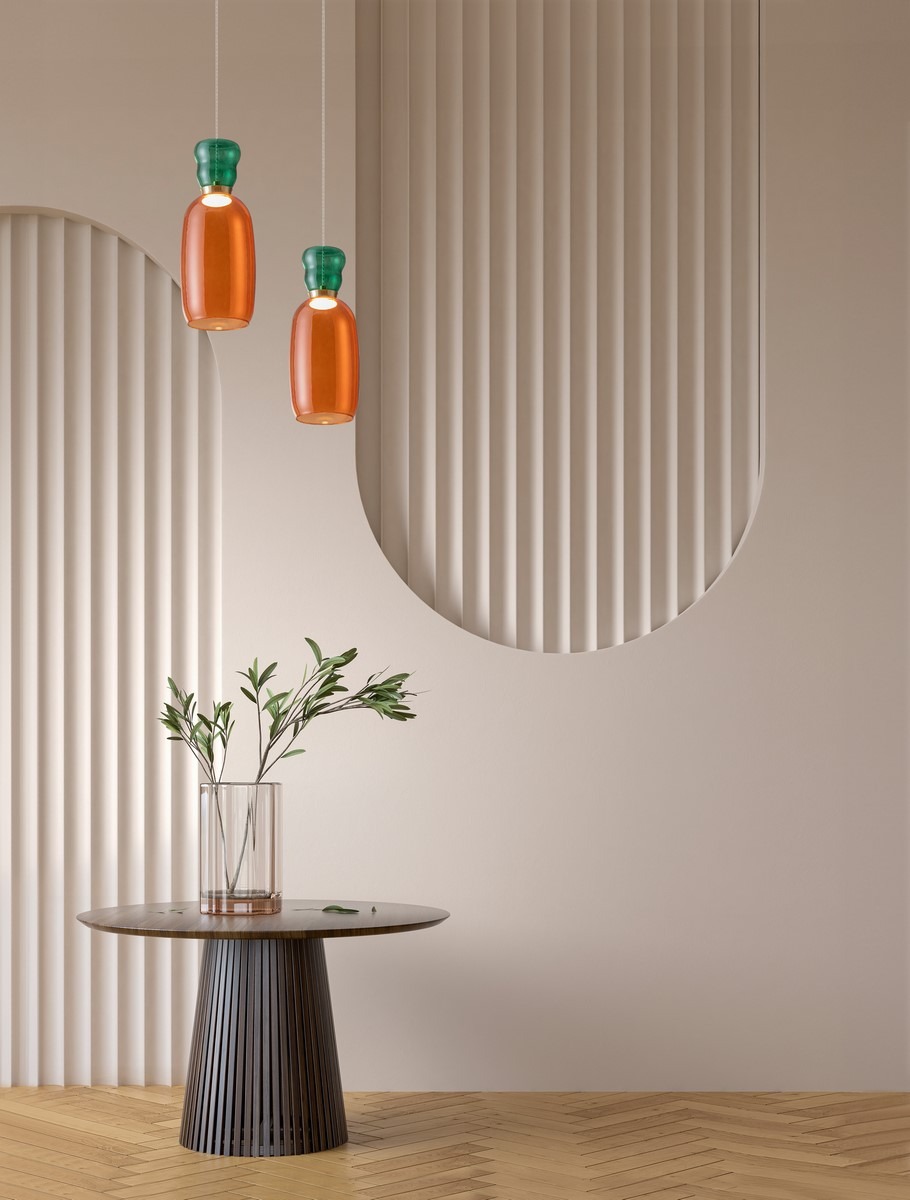 Lampa wisząca Perene z jednym źródłem LED 9W w kształcie butelki, wykonana z złota pomarańczowego szkła, zawieszona na cienkim przewodzie.