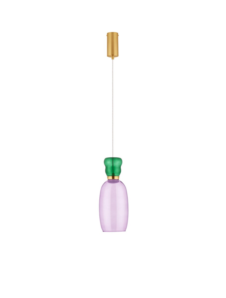 Lampa wisząca Perene z kloszem w kształcie butelki, wykonanym z fioletowego szkła, z zielonym uchwytem i złotym elementem mocującym. Produkt zawieszone na cienkim sznurku, w prostym, białym tle. Idealna do nowoczesnych wnętrz.