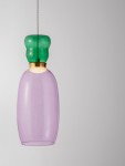 Lampa wisząca Perene z jedną diodą LED 9W, z przezroczystym, fioletowym kloszem w kształcie butelki oraz zielonym, zaokrąglonym elementem u góry. Złote mocowanie, zawieszona na cienkim przewodzie, na jednolitym tle.