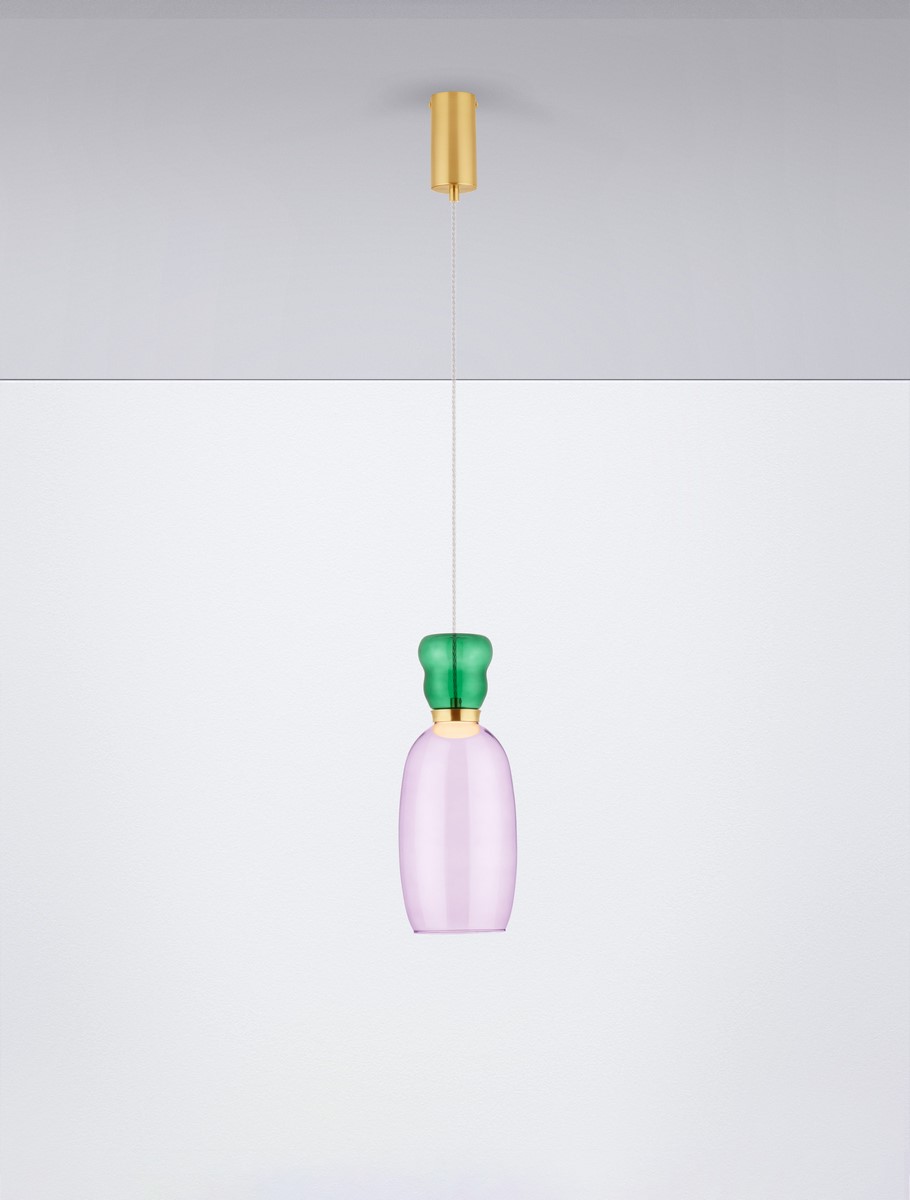 Lampa wisząca Perene z kloszem w fioletowym kolorze i zielonym uchwytem, zawieszona na cienkim przewodzie. Górna część w złotym wykończeniu, minimalistyczny design w nowoczesnym stylu, idealna do aranżacji wnętrz.