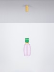 Lampa wisząca Perene z kloszem w fioletowym kolorze i zielonym uchwytem, zawieszona na cienkim przewodzie. Górna część w złotym wykończeniu, minimalistyczny design w nowoczesnym stylu, idealna do aranżacji wnętrz.